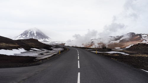 Road_through_Iceland_nature_uhd.jpg